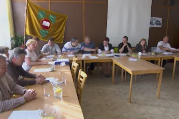 Zastupitelé ve Stěžerách čelí kritice, že se scházejí „za zády“ veřejnosti