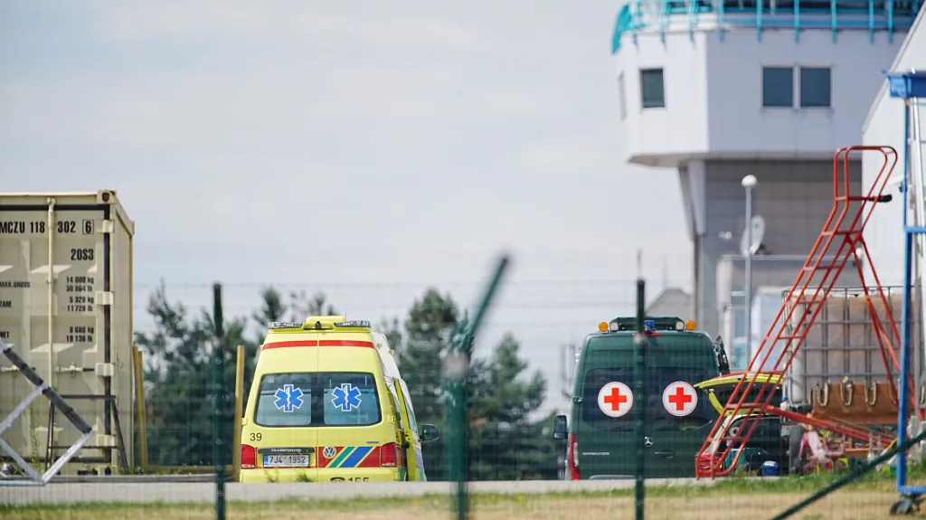 Záchranné složky zasahující na základně vrtulníkového letectva u nehody vrtulníku