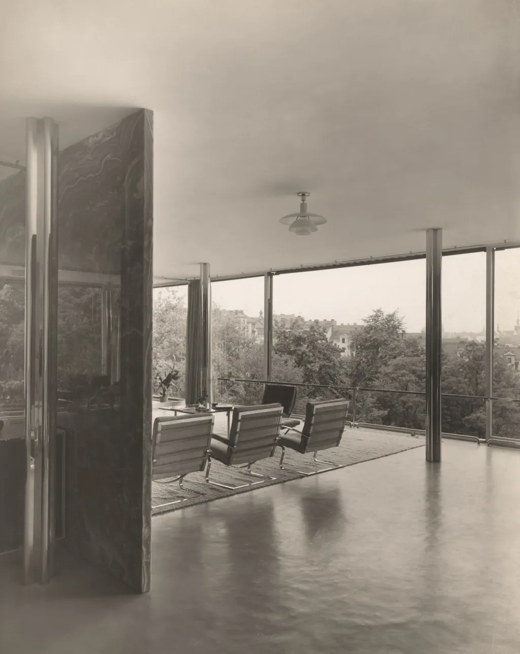 Fotografie není datována. Architekt Mies van der Rohe, Vila Tugendhat v Brně