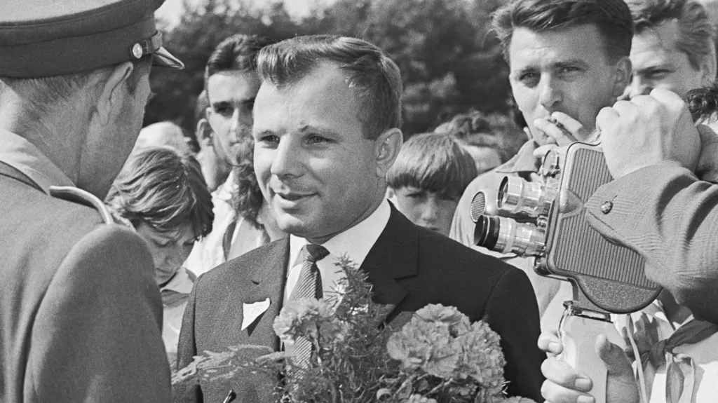 Jurij Gagarin na návštěvě Československa. Muž zády v uniformě je Emil Zátopek