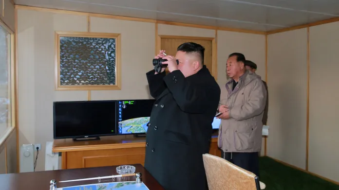 Kim Čong-un sleduje test rakety Pukguksong-2
