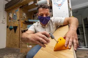 Stát asi odpustí část sociálních odvodů malým firmám. Poslanci schválili i daňový protikrizový balíček