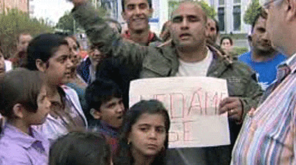 Protestující Romové