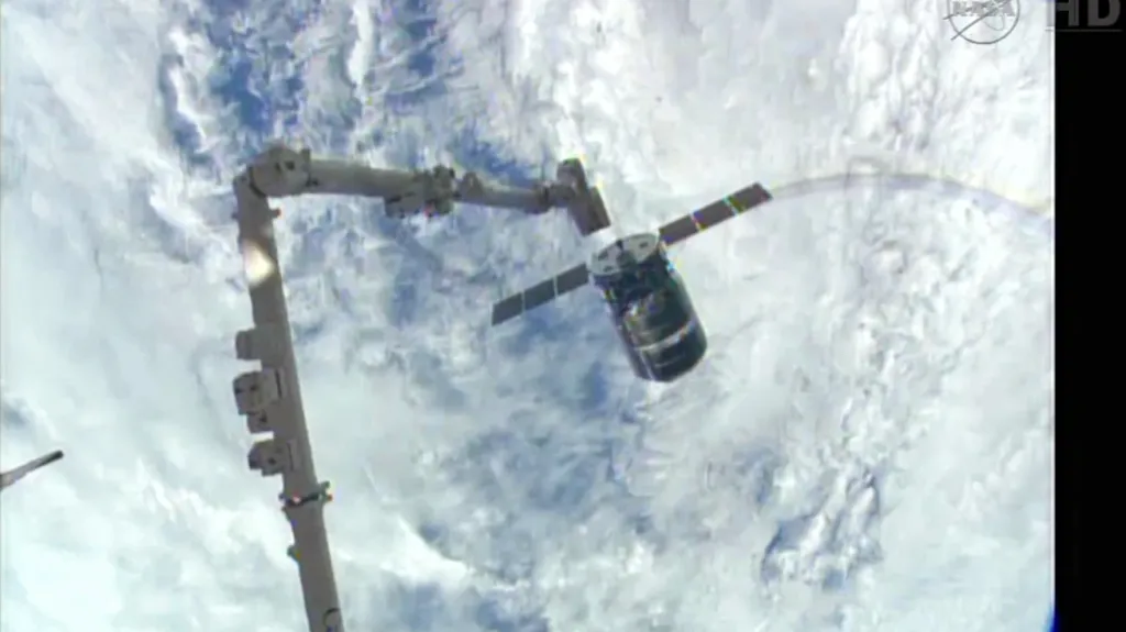 Připojování nákladní lodi Cygnus k ISS