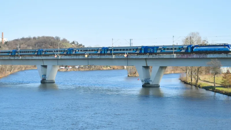Vlak Hungaria jezdí od roku 1960 z Budapešti do Berlína, v některých obdobích až do Hamburku. Po více než šedesáti letech se nyní odmlčí