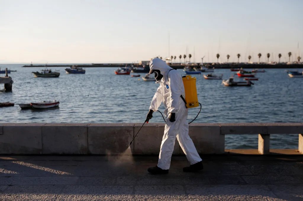 Do ulic byly vyslány týmy s dezinfekcí i v přímořském portugalském Cascais