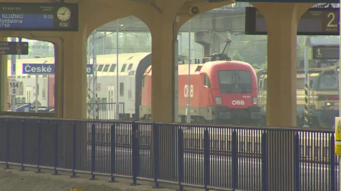 Do Českých Velenic jezdí elektrické vlaky z Vídně i Českých Budějovic. Směrem od Prahy ale přijíždějí pouze motoráčky