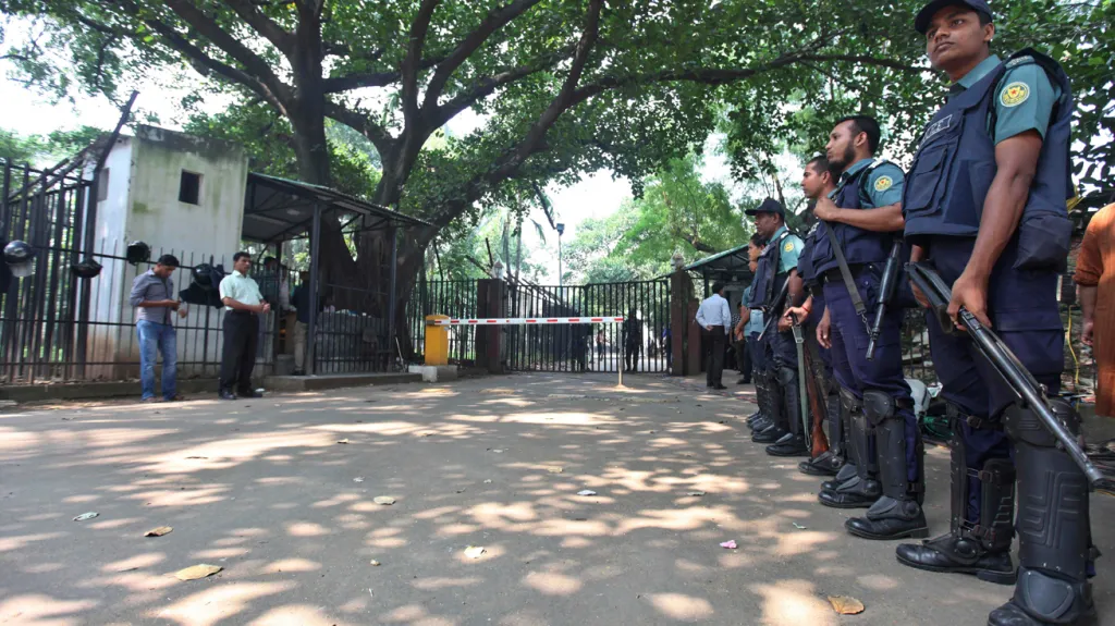 Bangladéšská policie hlídá přístup k soudu