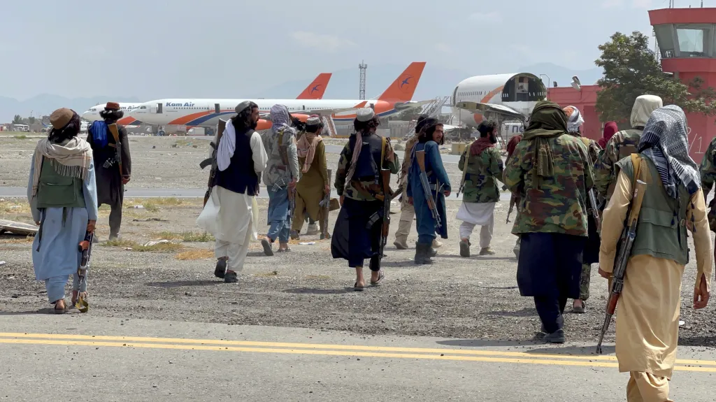 Radikálové na letišti v Kábulu