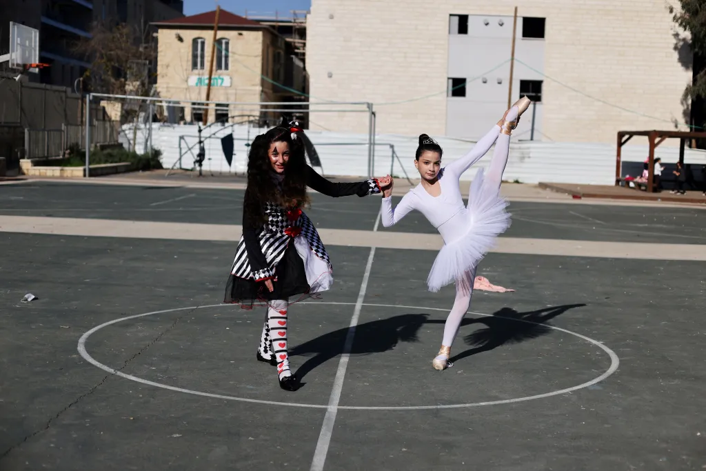 Purim je pro Židy svátkem života a radosti. Děti nešetří na svých kostýmech a někteří dospělí zase na bujarých oslavách