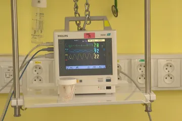 Při dušnosti je třeba zavolat pomoc co nejdříve, nabádají lékaři. Lze snáze předejít těžkému průběhu covidu