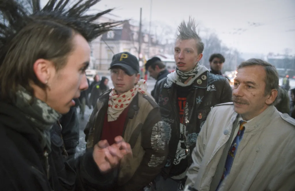 Jaroslav Kubera se od začátku politické kariéry neměl problém setkávat s veřejností, a to i mimo komfortní zónu. V roce 2006 se například účastnil demonstrace anarchistů před vlakovým nádražím v Teplicích.