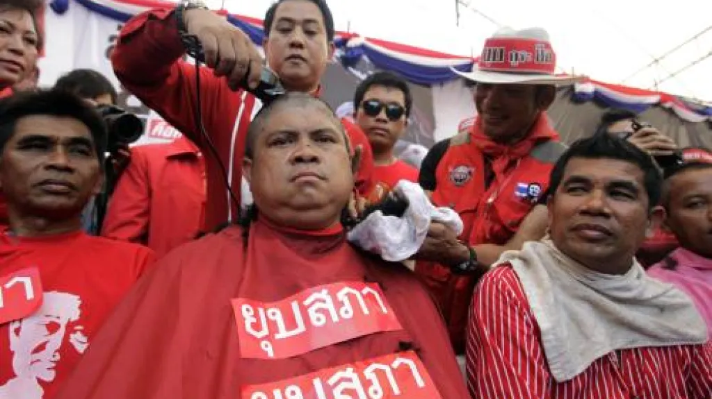 Thajští demonstranti si na protest oholili hlavy