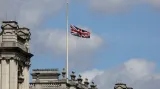 Vlajka na půl žerdi nad Buckinghamským palácem