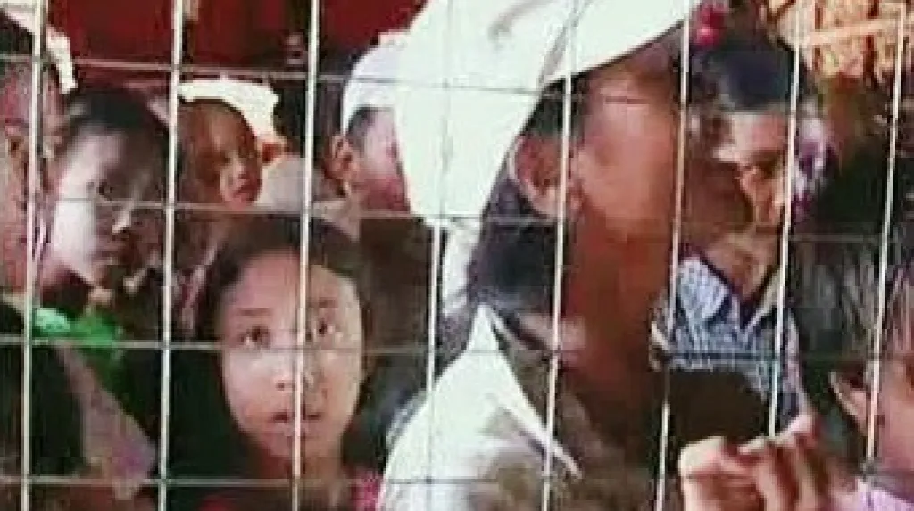 Lidé čekají na humanitární pomoc