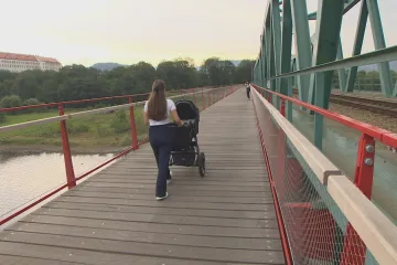 Děčín reklamuje novou lávku přes Labe, prkna se začala vlnit