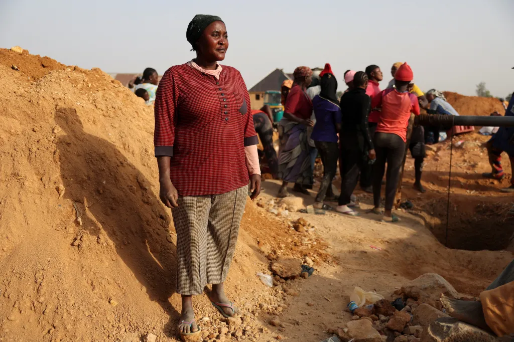 Yop Shut Gyangová proměnila obytný komplex o rozloze 8100 metrů čtverečních na cínový důl. Její synové a další horníci kopou pomocí lopat šachty, které sahají až do hloubky více než dvacet metrů a hledají v nich cín a kolumbit