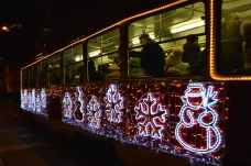 Vánoční výzdobu dostaly tramvaje, trolejbus i autobus. Dopravní podniky se chystají na Ježíška