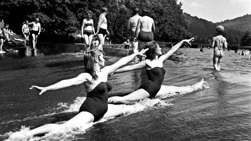 Koupání na sázavském jezu (1963)