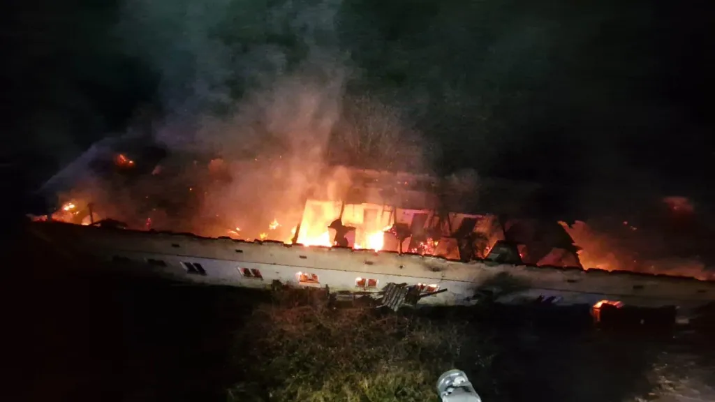 Požár střechy bývalého hotelu v Rabyni