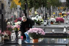 Poláci kvůli koronaviru na Dušičky zavřou hřbitovy. Čaputová kritizuje nepřipravenost testování