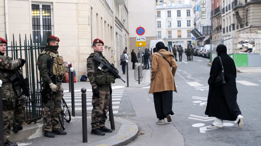 Armádní hlídky v ulicích Paříže