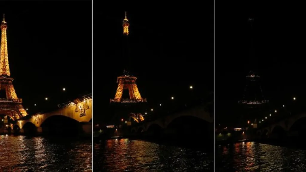 Postupné zhasnutí Eiffelovy věže v Paříži.