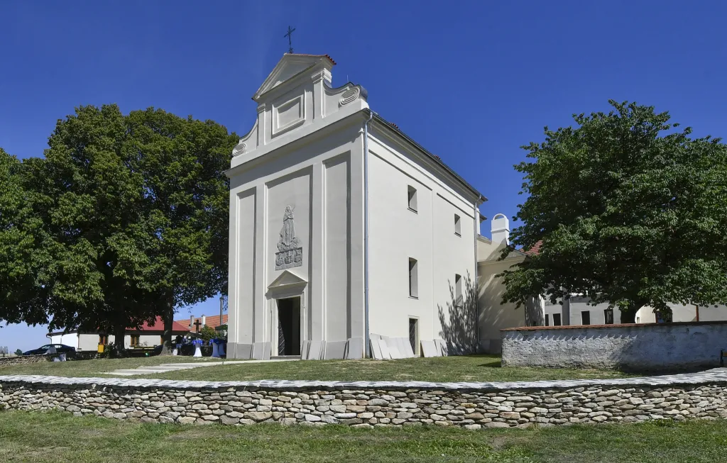 Kaple Panny Marie Bolestné byla postavena majiteli panství a hradu Kámen ve druhé polovině 17. století jako rodinná hrobka. Majitele hradu a stavebníka kaple Jana Krištofa Malovce z Malovic v kryptě pohřbili jako prvního