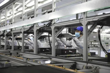 Průmyslová výroba v Číně překonala odhady, zrychlil i růst tržeb