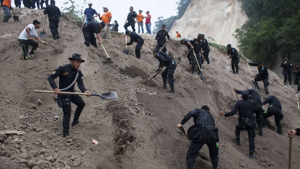 Záchranné práce po sesuvu půdy v Guatemale