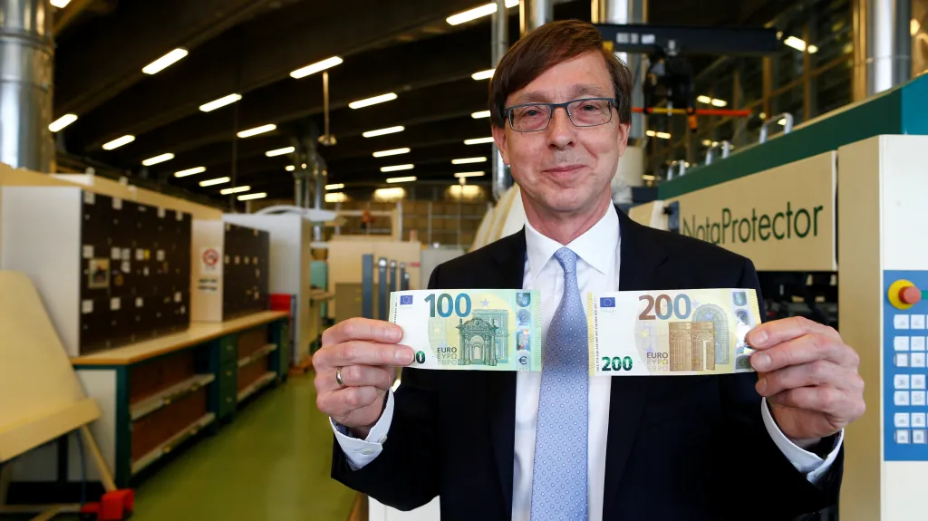 Ton Roos z Evropské centrální banky ukazuje v tajném trezoru nové bankovky v hodnotě 100 a 200 eur