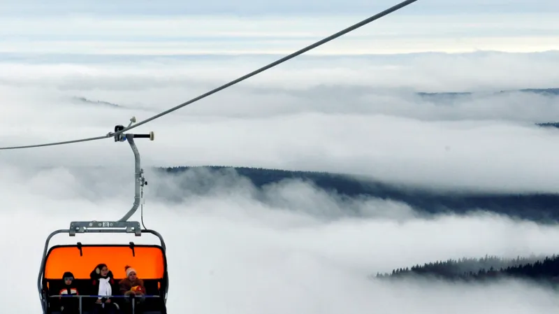 Při první jízdě svezla nová klínovecká lanovka pouze pozvané cestující