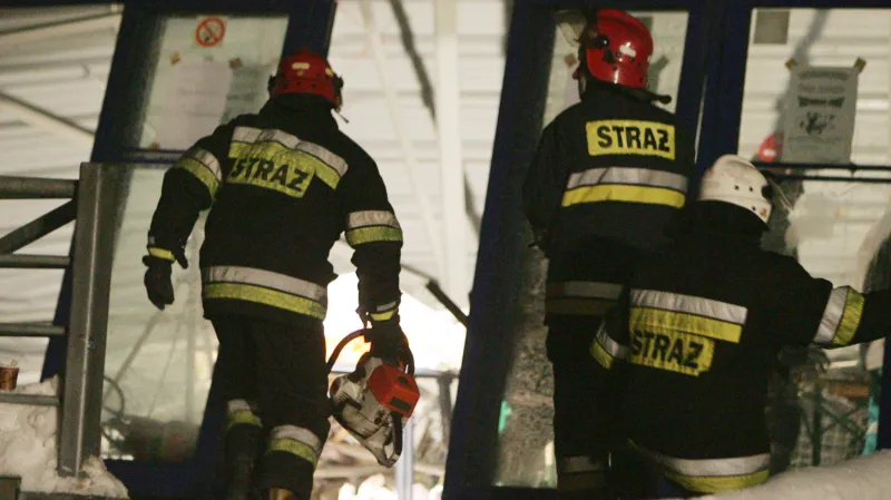 Hasiči při zásahu po zřícení haly