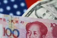 Jüan je vůči dolaru nejslabší za deset let. Výhoda pro čínský export by mohla stupňovat napětí s USA