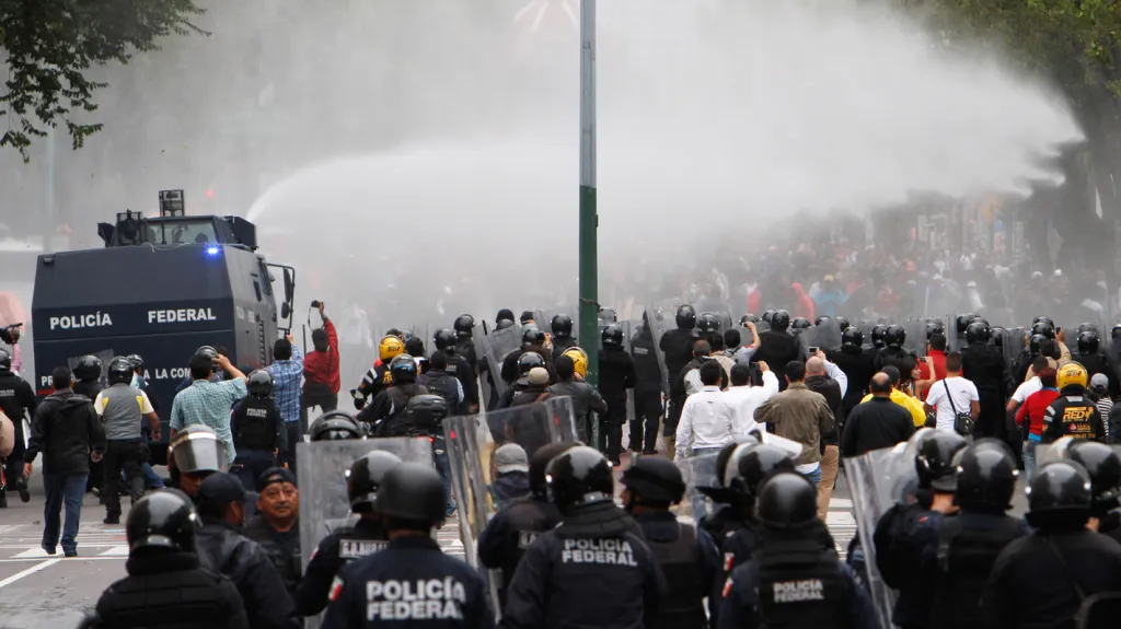 Mexická policie zakročila proti demonstrujícím učitelům