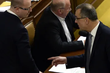 Demise předá moc Zemanovi, hrozí se pravicová opozice. Komunisté konec koalice vítají