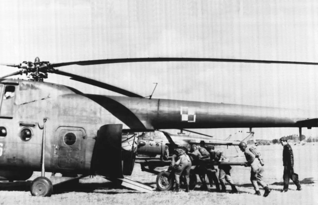 Na území tehdejší Polské lidové republiky proběhly manévry armád Československa, Polska, NDR a SSSR pod názvem „Odra – Nisa 69“. Na fotografii je nakládán československý kanon do polské armádní helikoptéry.