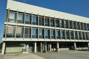 Sněmovna schválila zvýšení poplatků za ČT a ČRo