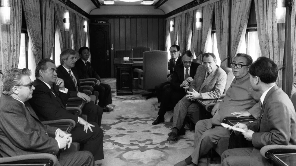Záběr z vlaku, kterým 4. června 1984 cestovala korejská delegace vedená prezidentem KLDR Kim Ir-senem. Vlevo od Kim Ir-sena Vasil Biľak, naproti ministr zahraničních věcí Bohuslav Chňoupek