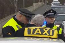 Kontrola taxikářů v Karlových Varech odhalila řidiče bez potřebných zkoušek 