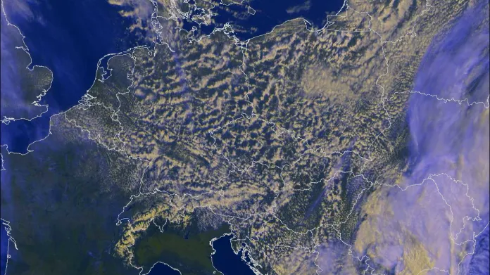 Kupovitá oblačnost s přeháňkami 10. 4. 2022 ve 14 a v 17 hodin – snímek z meteorologické družice