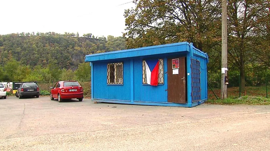 Volební místnost ve stavební buňce