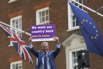 Průzkumy vedou odpůrci EU, vlivný The Sun vyzval k ukončení „bruselského diktátu“