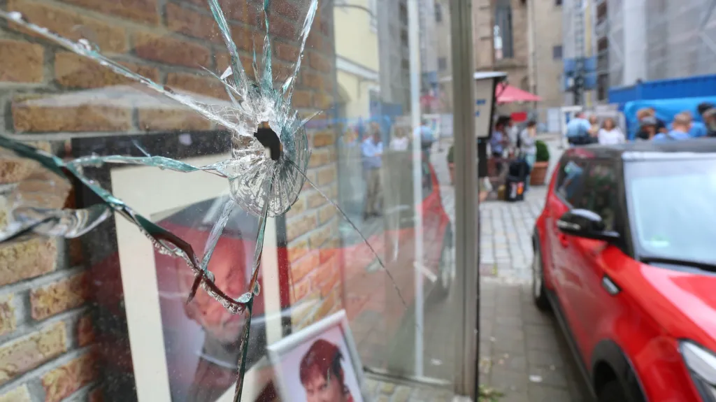 Rozbité okno poblíž místa exploze v německém Ansbachu