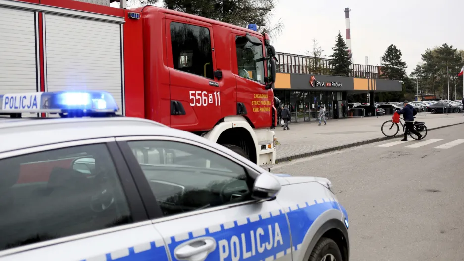 Policie a hasiči před dolem Pniówek