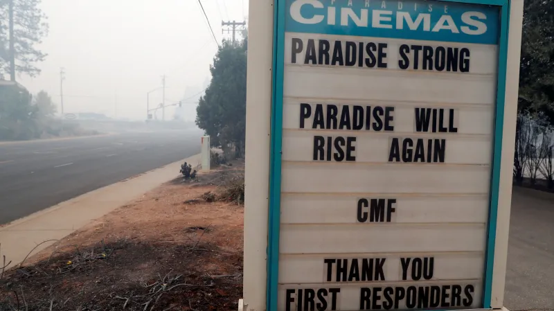 Město Paradise je silné a vyroste znovu, ujišťuje cedule u silnice