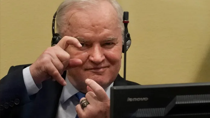 Ratko Mladič po vstupu do soudní síně