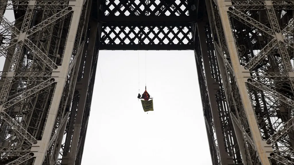 Aktivisté Greenpeace na Eiffleovce