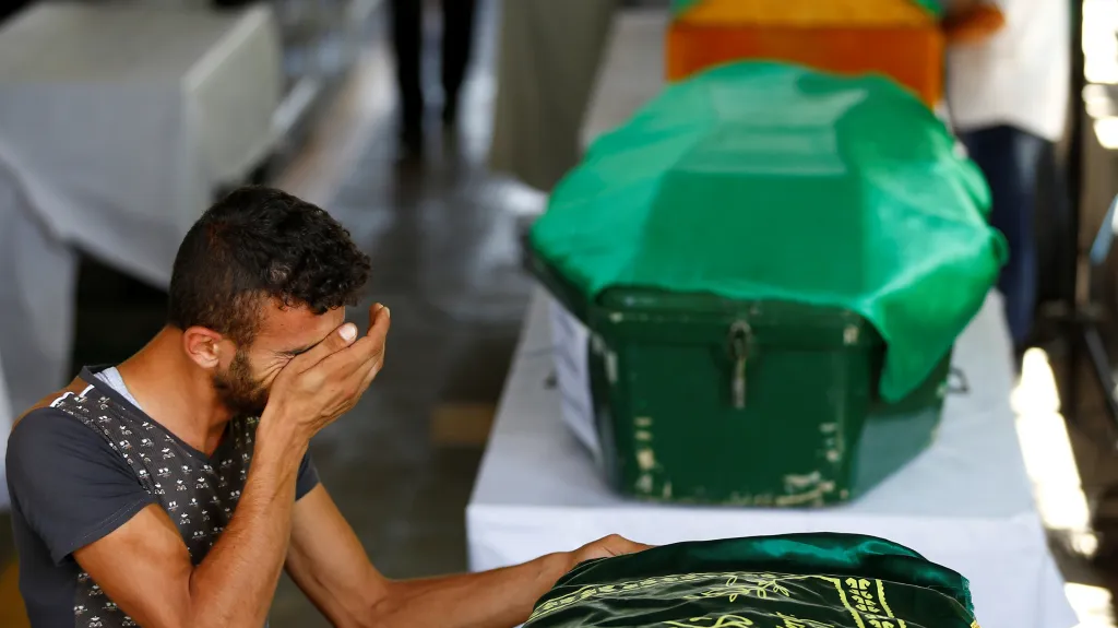 Pohřeb obětí z kurdské svatby v Turecku