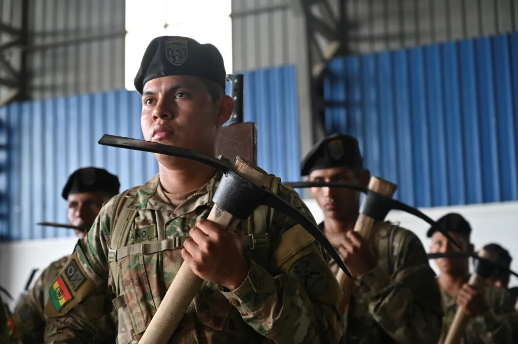 Bolivijští vojáci drží krumpáče